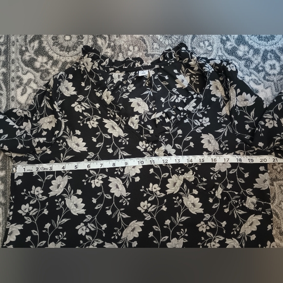 Old Navy Dark Cottage Top Medium Black Floral Ruffle Peasant Bohemian - Picture 9 of 10
